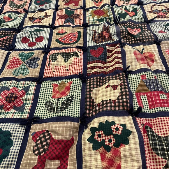 Patchwork Quilt with Heart and Animal Patterns - Picture 2 of 2